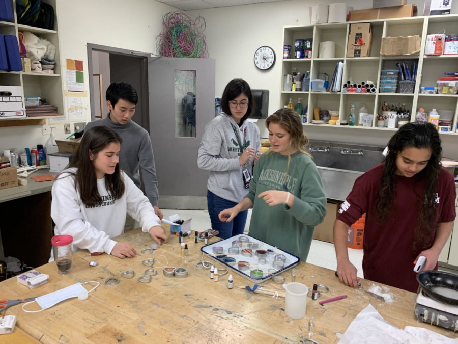 Doctora Olid’s Spanish 6 class makes candles in preparation for the upcoming Alternative Gift Fair.